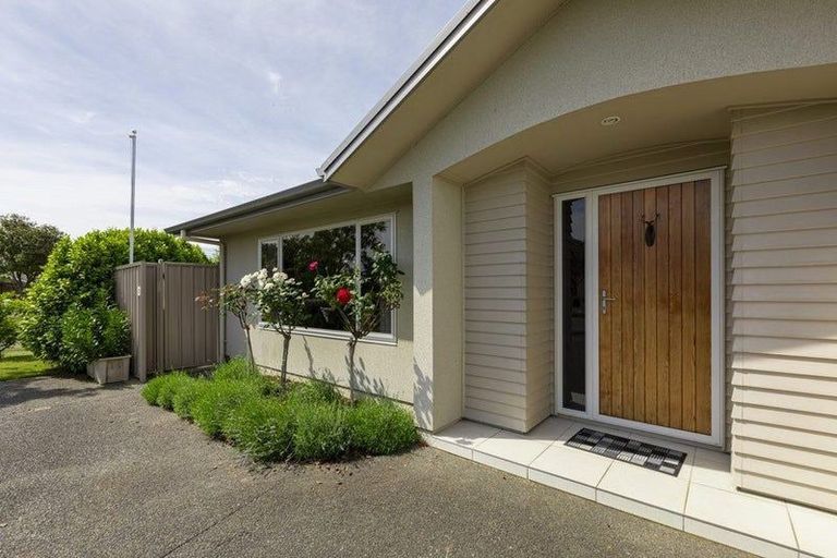 Photo of property in 2 Arthur Close, Clive, 4102