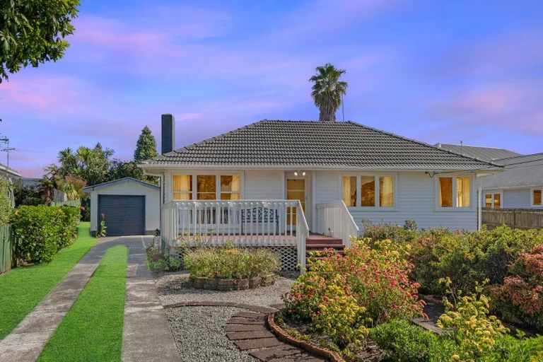 Photo of property in 71 Beach Road, Te Atatu Peninsula, Auckland, 0610