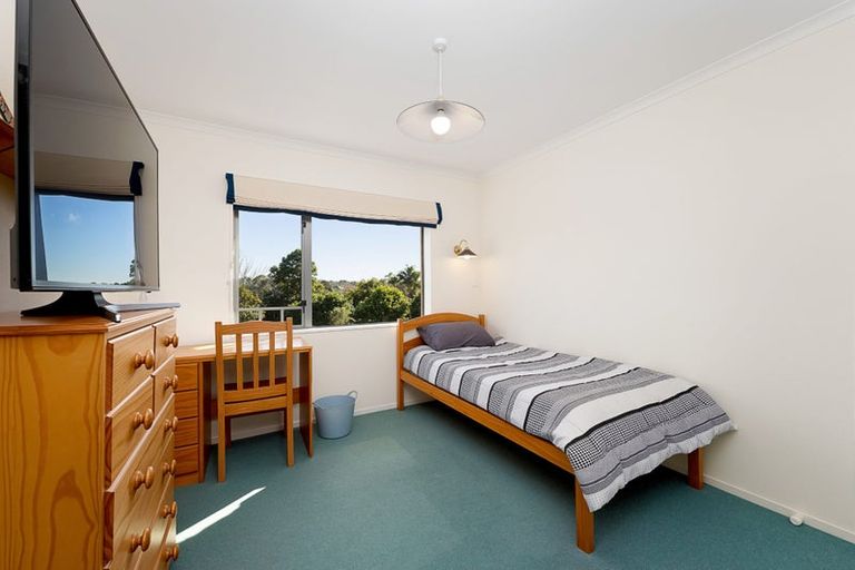 Photo of property in 2 Burgundy Park Avenue, Henderson, Auckland, 0612