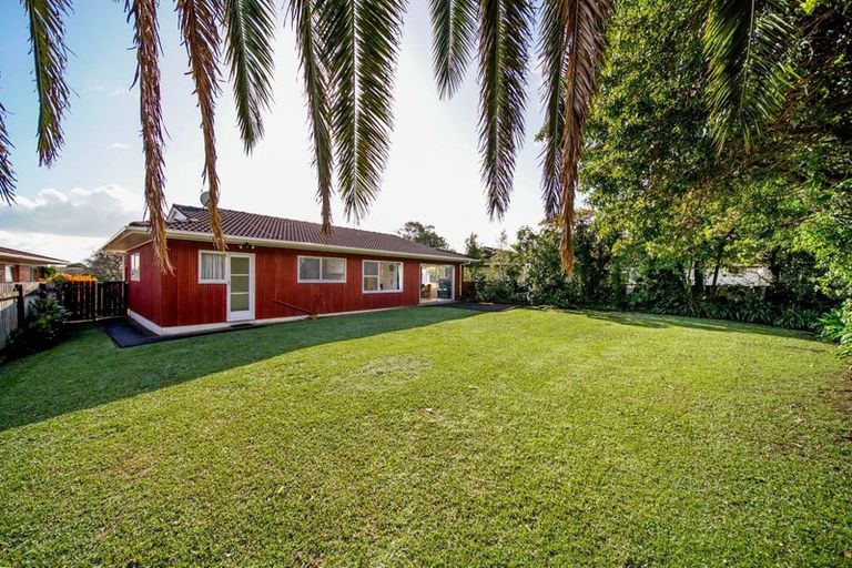 Photo of property in 25 Tupaki Place, Pakuranga Heights, Auckland, 2010