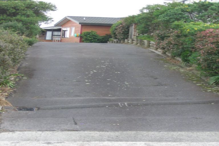 Photo of property in 1 Bayswater Place, Newlands, Wellington, 6037