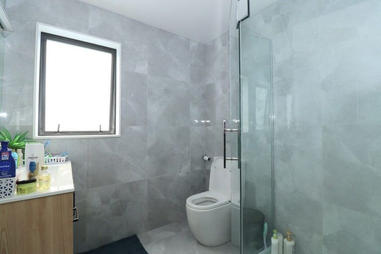 Photo of property in 2 Korokio Lane, Henderson, Auckland, 0612