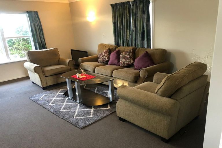 Photo of property in 27 Bellringer Crescent, Newlands, Wellington, 6037