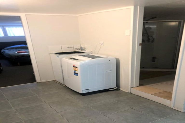 Photo of property in 10 Sylvan Crescent, Te Atatu South, Auckland, 0610