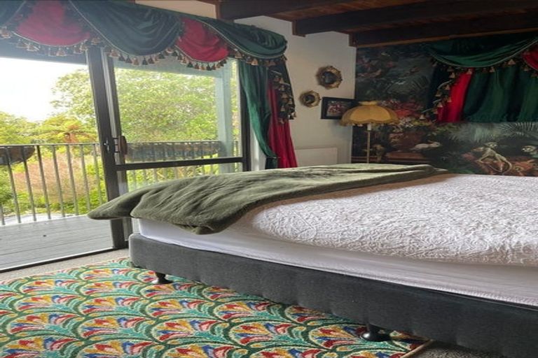 Photo of property in 556 Scenic Drive, Waiatarua, Auckland, 0612