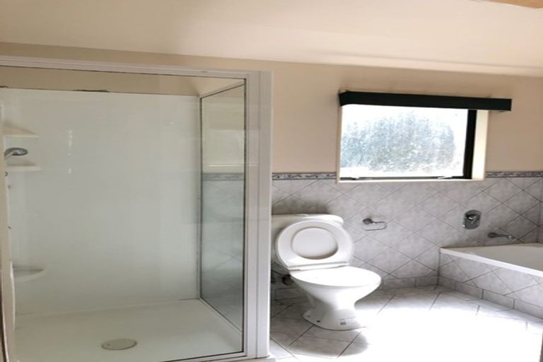 Photo of property in 28 Barker Rise, Northcross, Auckland, 0632