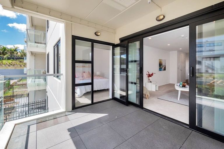 Photo of property in Apollo Apartments, 201/46 Rosedale Road, Rosedale, Auckland, 0632