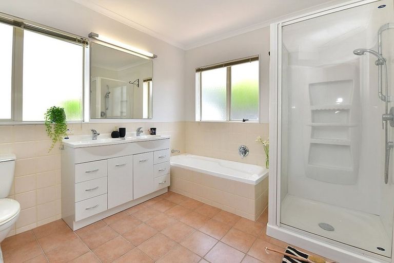 Photo of property in 106 Lakeside Drive, Orewa, 0931