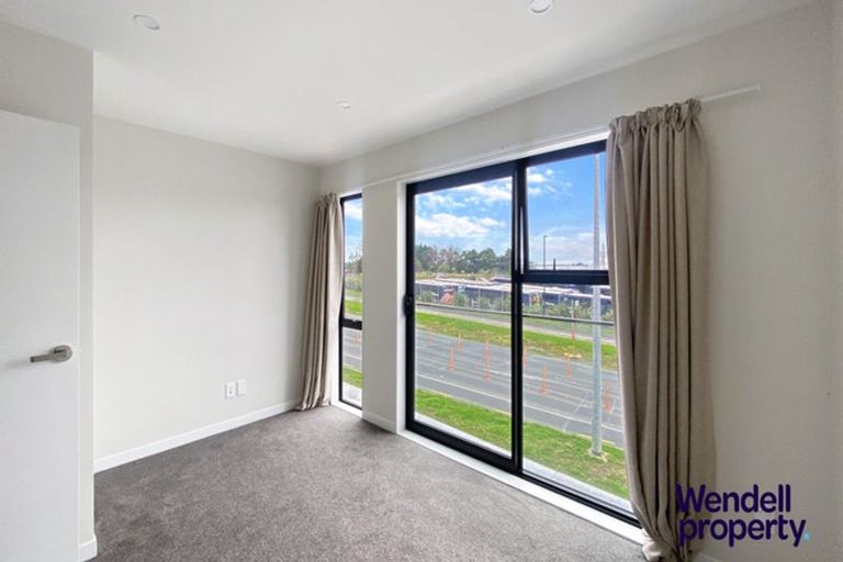 Photo of property in 3/86 Fred Taylor Drive, Westgate, Auckland, 0814