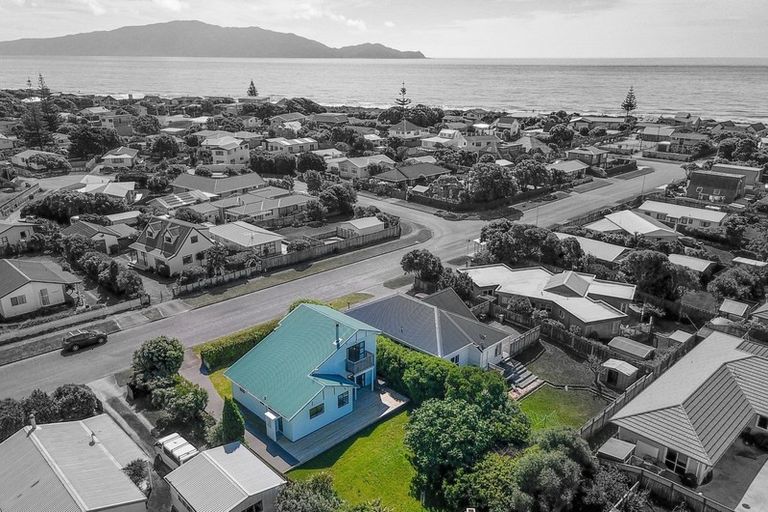 Photo of property in 13 Reeves Street, Waikanae Beach, Waikanae, 5036