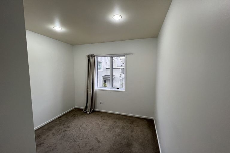 Photo of property in 11/30 John Jennings Drive, Oteha, Auckland, 0632