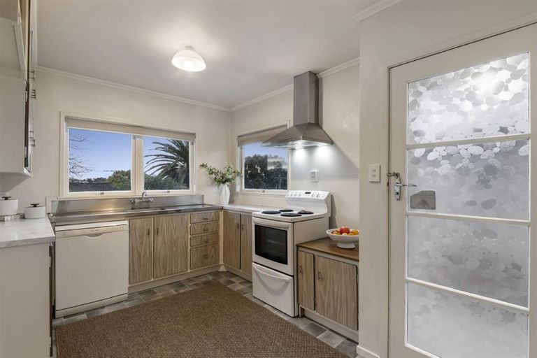 Photo of property in 225 Forrest Hill Road, Forrest Hill, Auckland, 0620