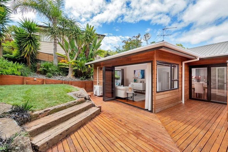 Photo of property in 1/31 Deverell Place, Northcross, Auckland, 0632