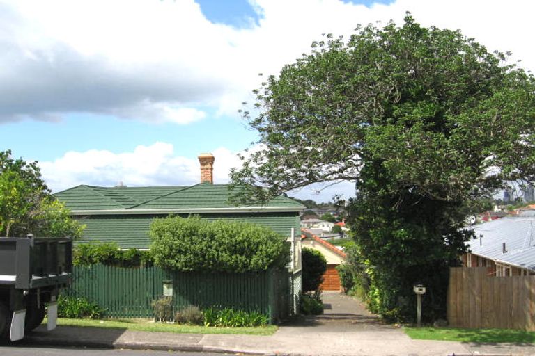 Photo of property in 2/1 Rangitoto Terrace, Milford, Auckland, 0620