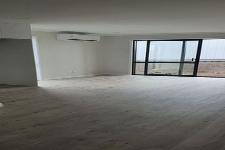 Photo of property in 33 Red Hills Road, Massey, Auckland, 0614