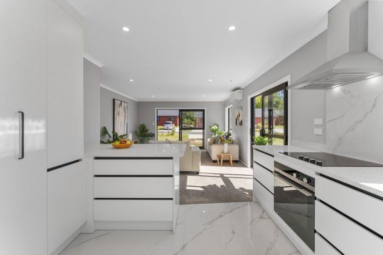 Photo of property in 10 Winnie Close, Acacia Bay, Taupo, 3330