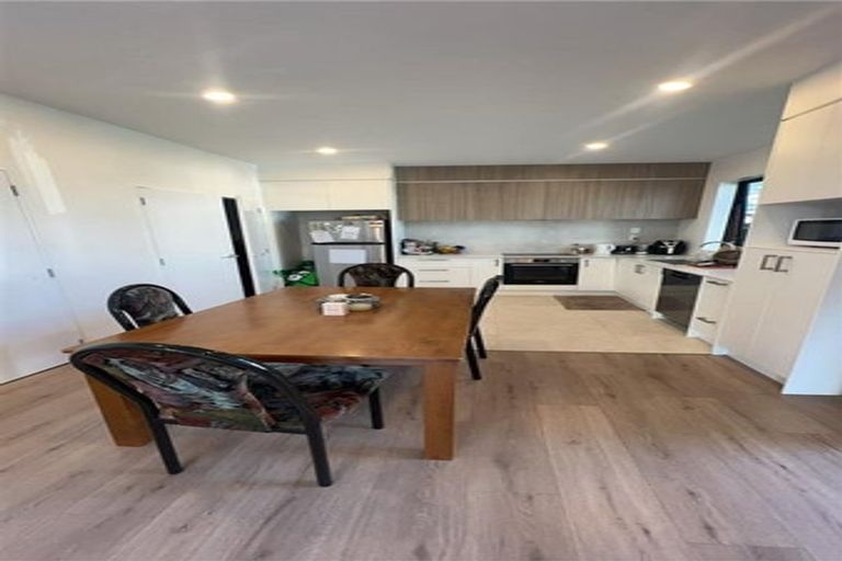 Photo of property in 1/233 Great North Road, Henderson, Auckland, 0612