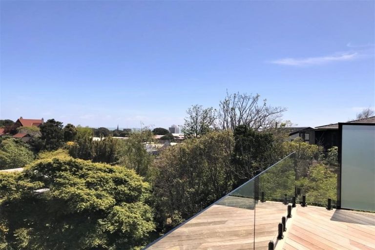 Photo of property in 16 Ridge Lane, New Plymouth, 4310