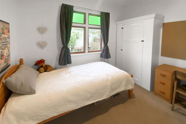 Photo of property in 76 Sandwich Road, Beckenham, Christchurch, 8023