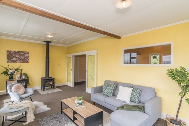 Photo of property in 24 Hungerford Road, Lyall Bay, Wellington, 6022