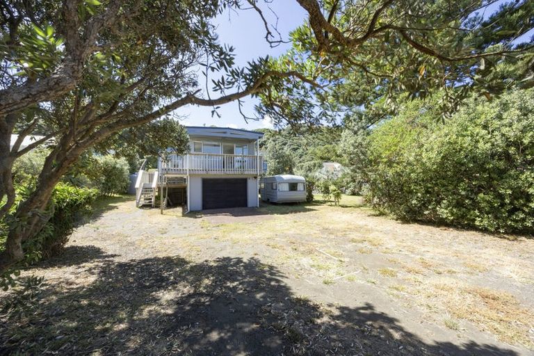 Photo of property in 95 Marine Parade North, Piha, New Lynn, 0772