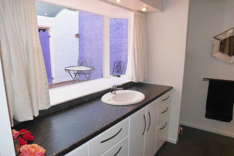 Photo of property in 1 Hawkhurst Road, Lyttelton, 8082