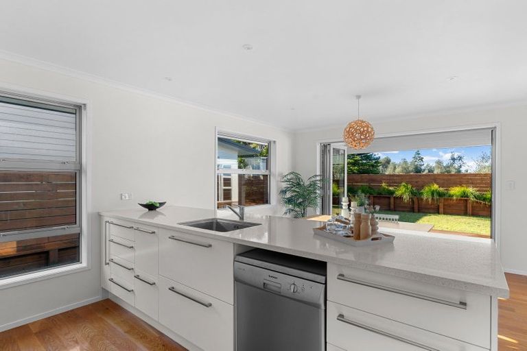 Photo of property in 33 Karoro Road, One Tree Point, 0118