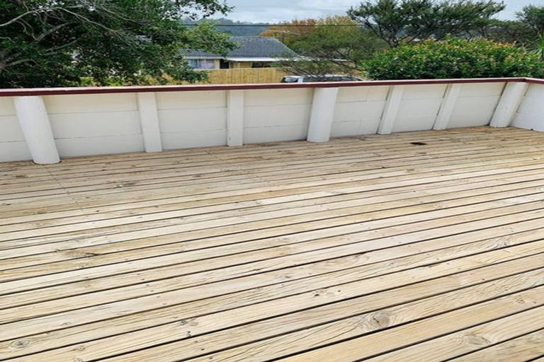 Photo of property in 2/72 Aeroview Drive, Beach Haven, Auckland, 0626