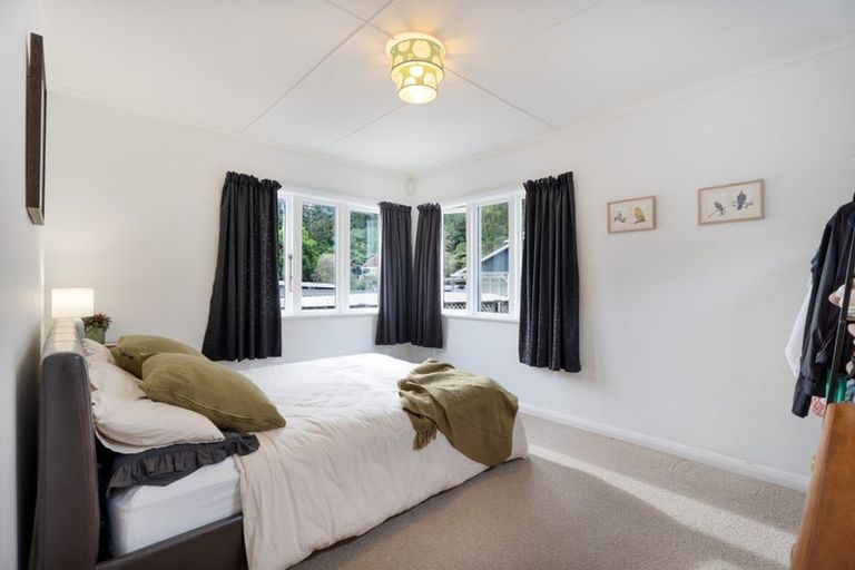 Photo of property in 35 Elmslie Road, Pinehaven, Upper Hutt, 5019