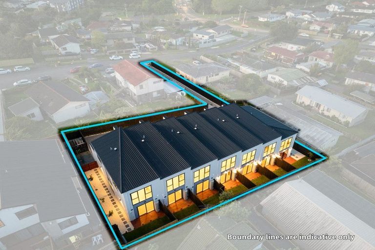 Photo of property in 3/14 Sabot Place, Massey, Auckland, 0614