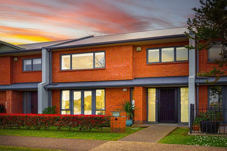 Photo of property in 4a Tuscany Way, Te Atatu Peninsula, Auckland, 0610