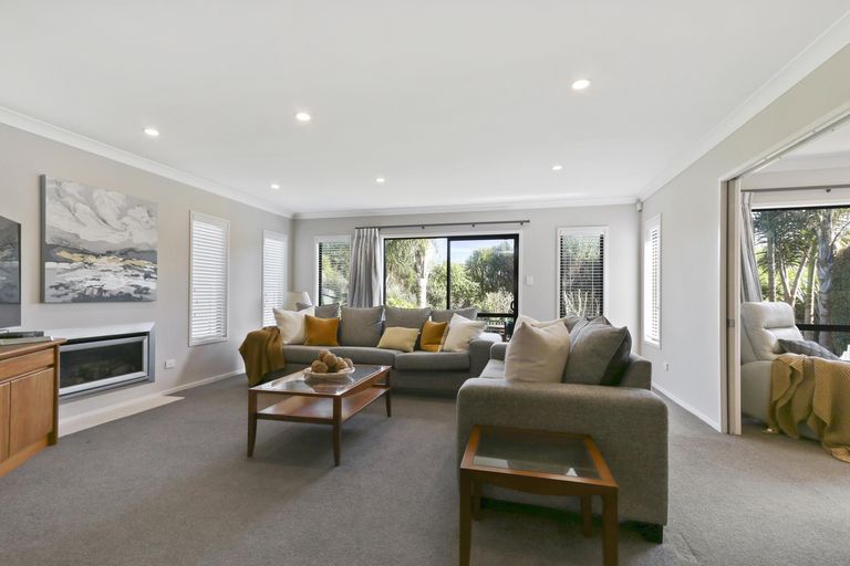 Photo of property in 21 Corsica Way, Karaka, Papakura, 2113