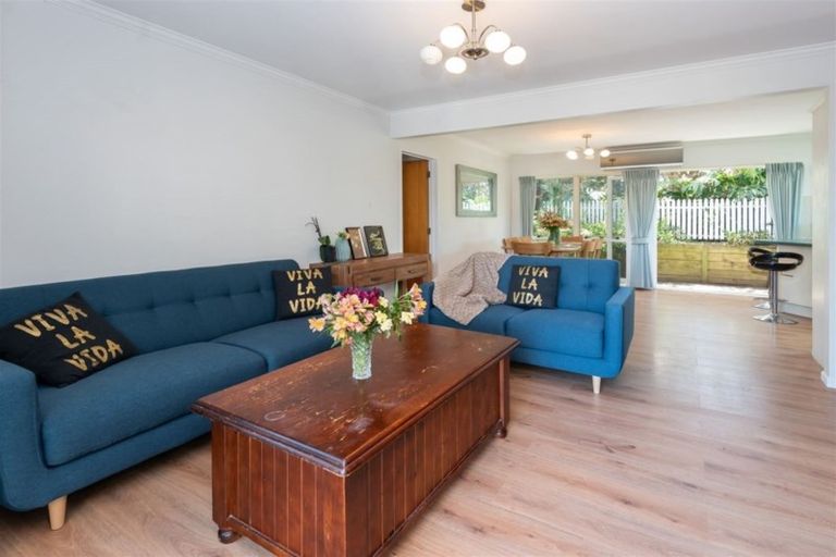 Photo of property in 2/130 Sandspit Road, Shelly Park, Auckland, 2014