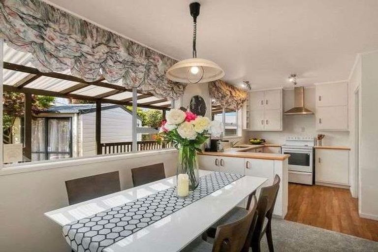 Photo of property in 15 Bedlington Avenue, Manurewa, Auckland, 2102