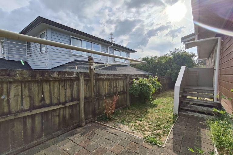 Photo of property in 2/28 Caribbean Drive, Unsworth Heights, Auckland, 0632