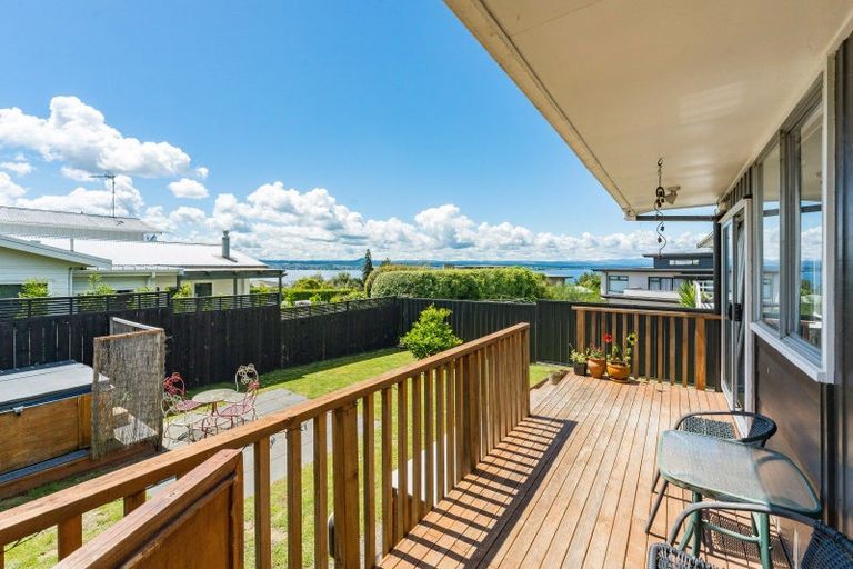 Photo of property in 11 Besley Place, Acacia Bay, Taupo, 3330