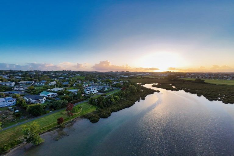 Photo of property in 15 Weka Close, Red Beach, 0932