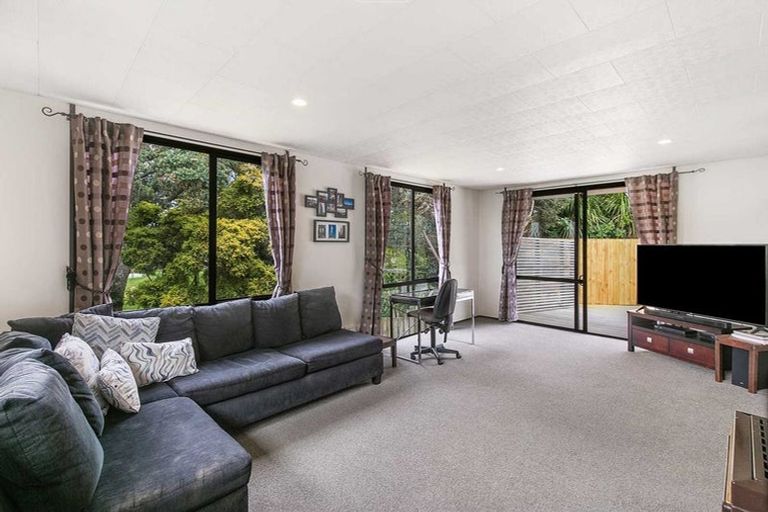 Photo of property in 2/18 Cypress Place, Sunnynook, Auckland, 0620