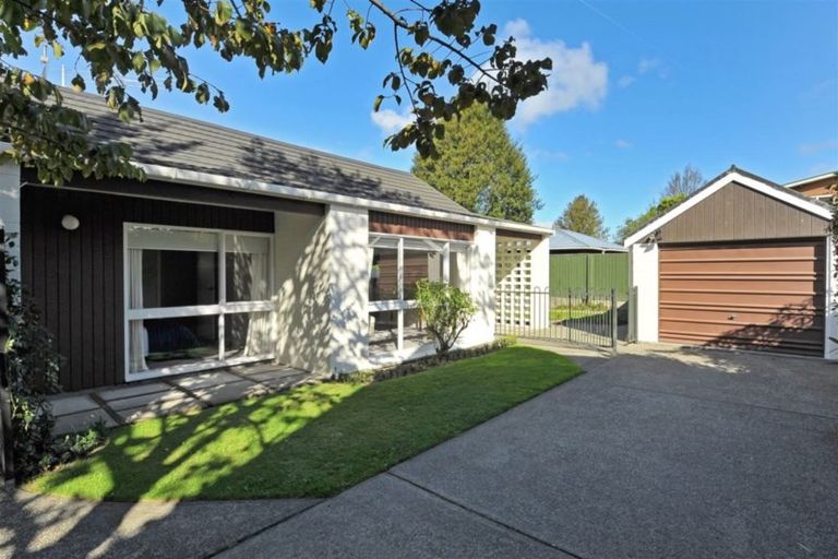 Photo of property in 2/10 Jamell Place, Avonhead, Christchurch, 8042