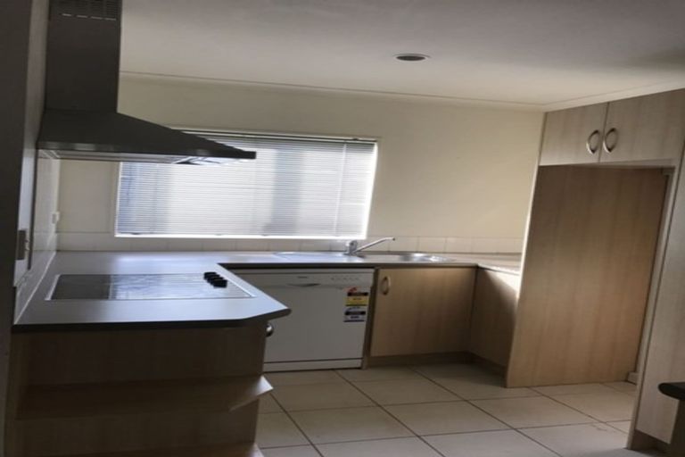 Photo of property in 10 Brashier Circle, Sunnyvale, Auckland, 0612