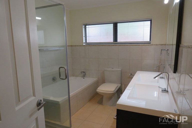 Photo of property in 1/8 Sailfish Drive, West Harbour, Auckland, 0618