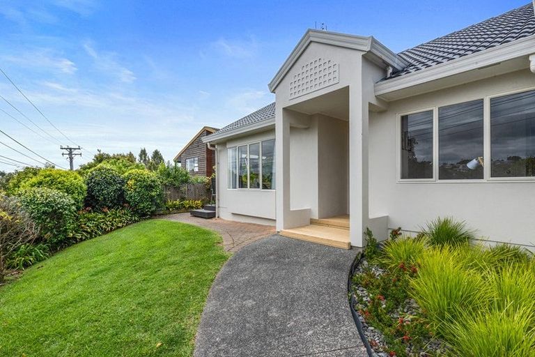 Photo of property in 2/893 Beach Road, Waiake, Auckland, 0630