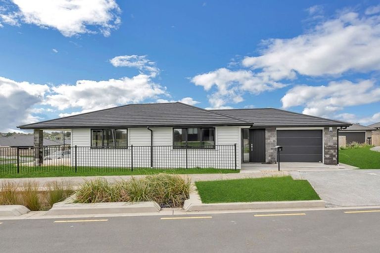 Photo of property in 2 Paapaka Way, Waiuku, 2123