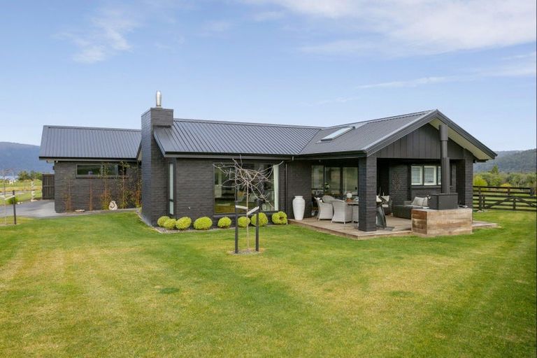 Photo of property in 14 Seven Oaks Drive, Kinloch, Taupo, 3377
