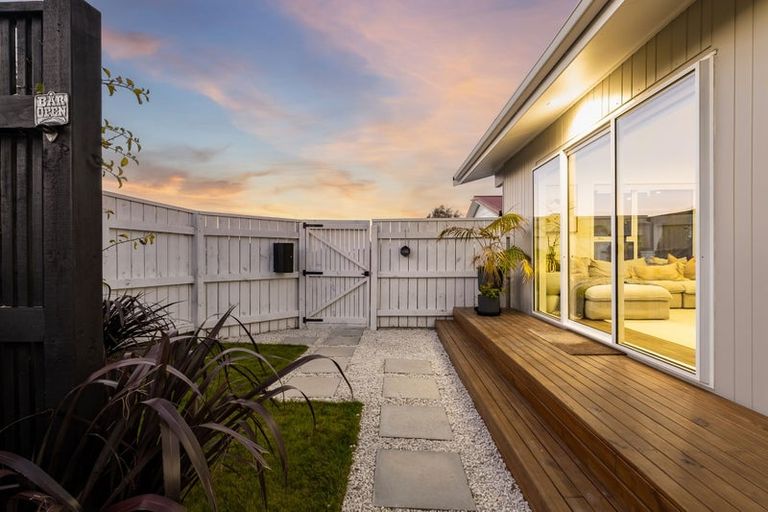 Photo of property in 11 Parkinson Close, Whitby, Porirua, 5024