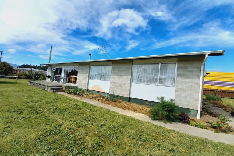 Photo of property in 1 Grove Burn Road, Tuatapere, 9620