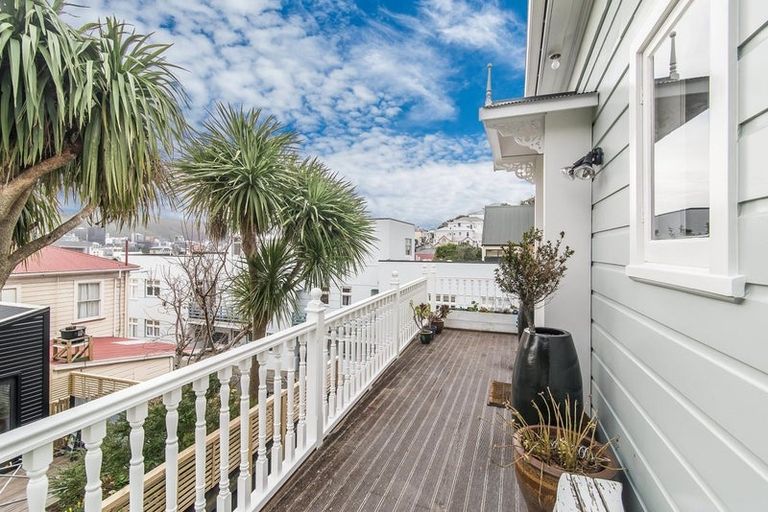 Photo of property in 2 Rixon Grove, Mount Victoria, Wellington, 6011