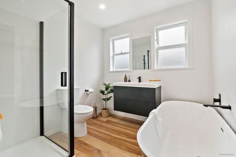 Photo of property in 21 Fairfax Avenue, Northcote, Auckland, 0627