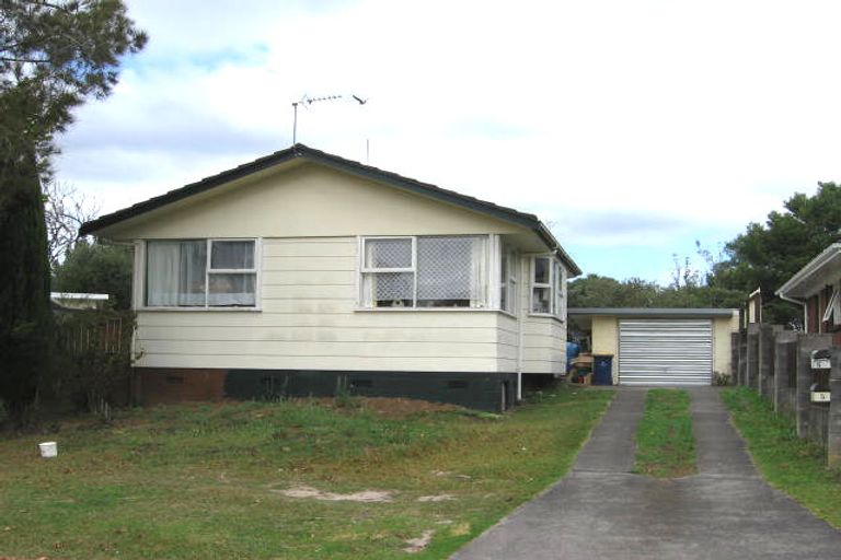Photo of property in 5 Blythe Place, Glendene, Auckland, 0602