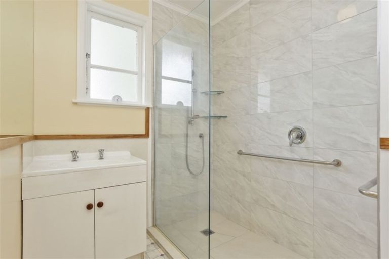 Photo of property in 10 Waione Avenue, Te Atatu Peninsula, Auckland, 0610